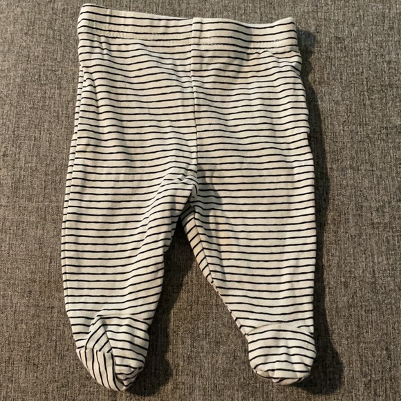 Boy’s Carter’s/Gerber Onesie & Joggers (6 pieces) - Picture 6 of 12